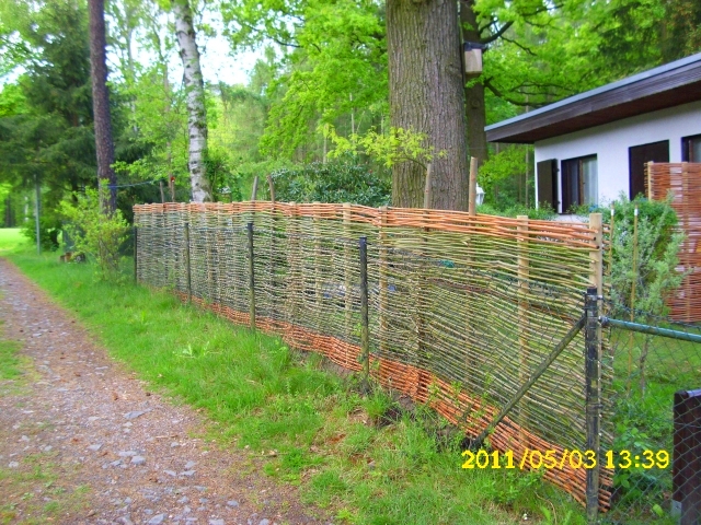 Einfache Flechtung aus geschälten und ungeschälten Weiden