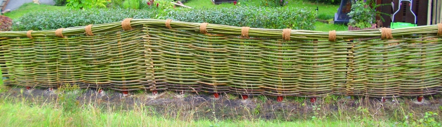 Geflochtener Weidenzaun mit oberer Rollflechtung